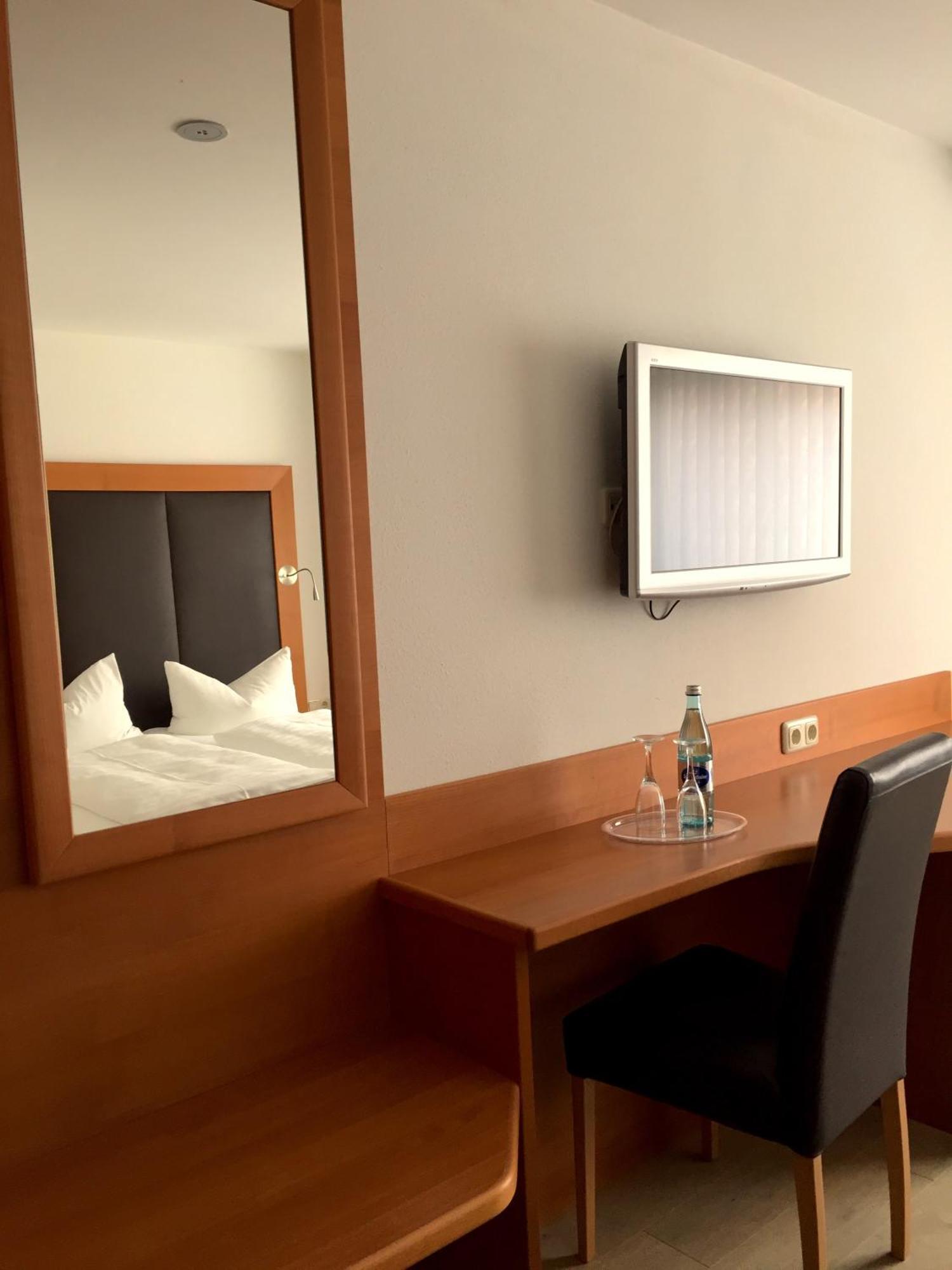 Hotel Zur Schoenen Aussicht มาร์คทายเดินเฟลด์ ภายนอก รูปภาพ