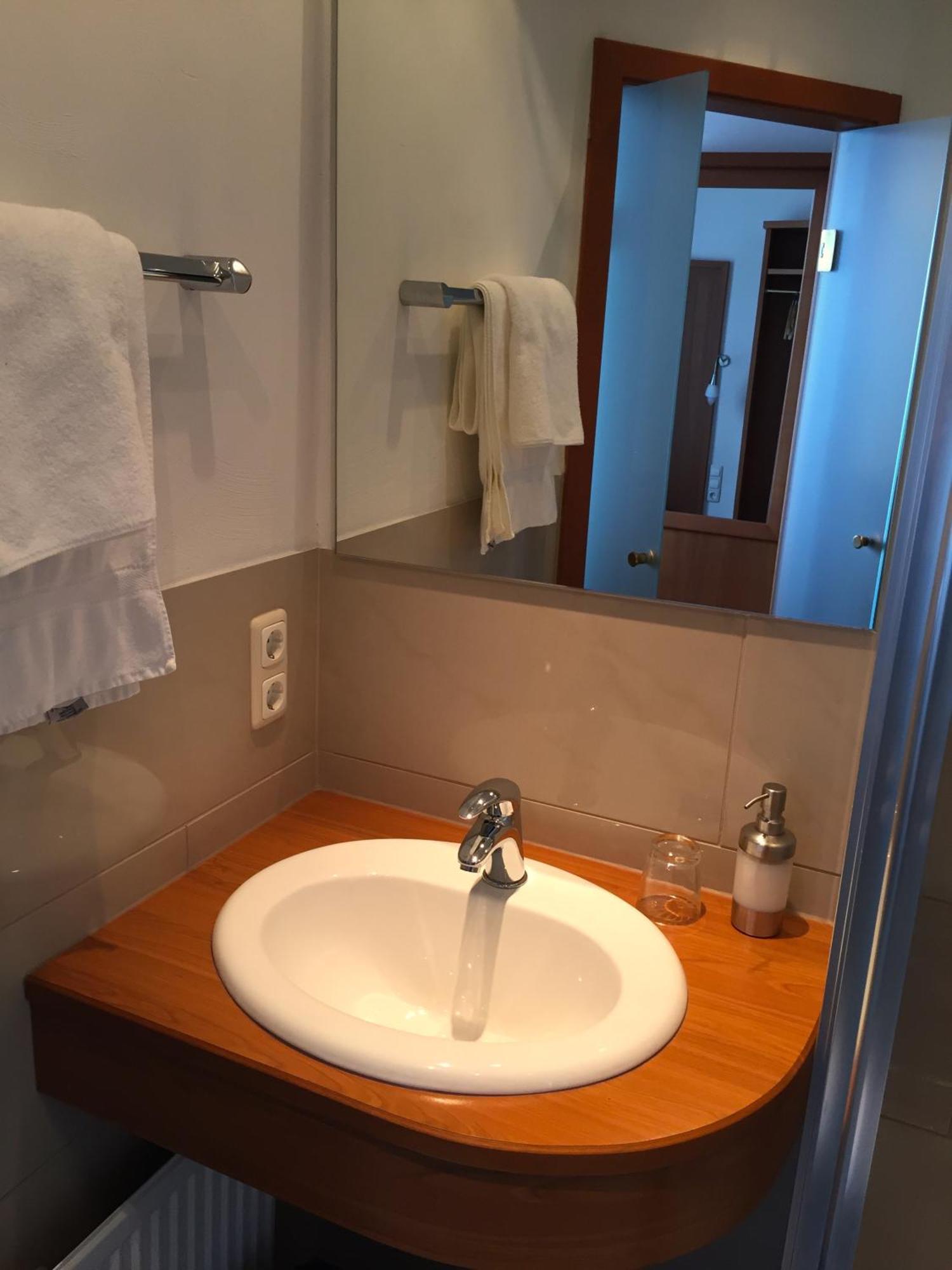 Hotel Zur Schoenen Aussicht มาร์คทายเดินเฟลด์ ภายนอก รูปภาพ